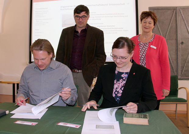 Dana Dubil, Geschäftsführerin der DGB-Regionsgeschäftsstelle Ostsachsen, und Jan Otto, Erster Bevollmächtigter der IG Metall Ostsachsen, unterzeichnen die Übergabeurkunde an die Stadtbibliothek Bautzen