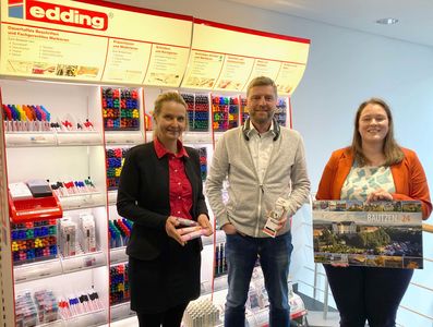 Bautzens Wirtschaftsförderin Doreen-Charlotte Hantschke beim Besuch der Firma V.D. Ledermann GmbH mit deren Geschäftsführern Franziska Sill und Dr. Olaf Seidel.