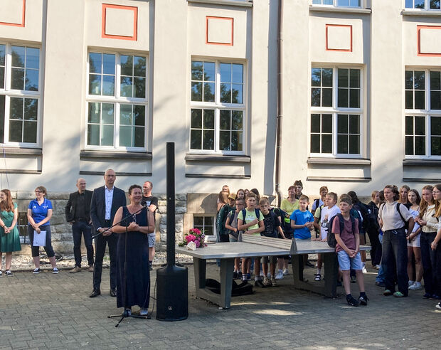 Bewegungs- und Naturbereich auf dem Schulhof des Philipp-Melanchthon-Gymnasiums