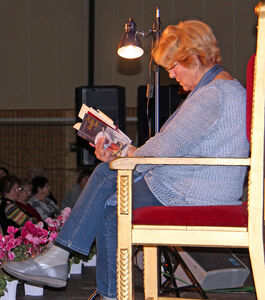 Annelies Schulz liest ein Buch vor