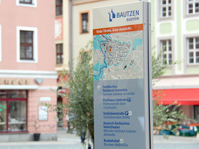 Fußgängerleitsystemstele auf dem Hauptmarkt