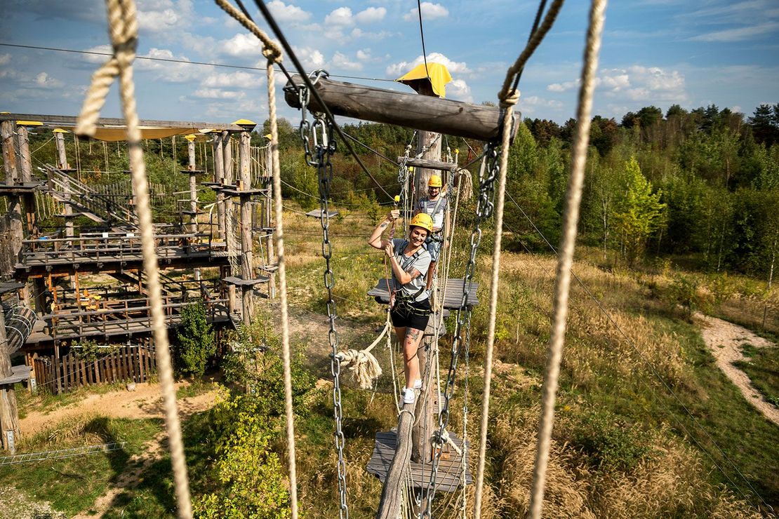 Eine Frau balanciert über einen Balken
