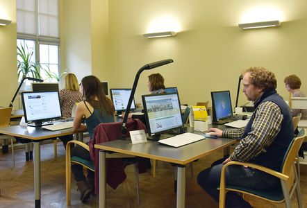Besucher im Lesesaal an PC-Plätzen