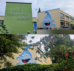 Kita Sebastian Kneipp® – frisch sanierte Fassade Fassade der Kita mit Schriftzug und zwei lachenden Wassertropfen