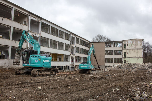 Juri-Gagarin-Schule zwei grüne Bagger reißen ein altes Schulgebäude ab