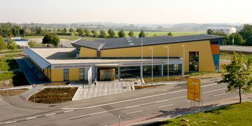 Röhrscheidtbad Gesundbrunnen Röhrscheidtbad Vorderansicht – gelbes Gebäude an Hauptstraße