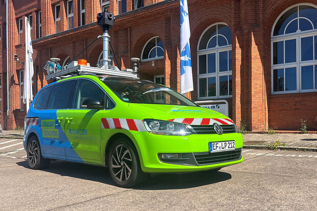 Messfahrzeug grün-blaues Auto mit Fahrzeuge, ausgestattet mit hochauflösenden Kameras und verschiedenen Laserscannern auf dem Dach