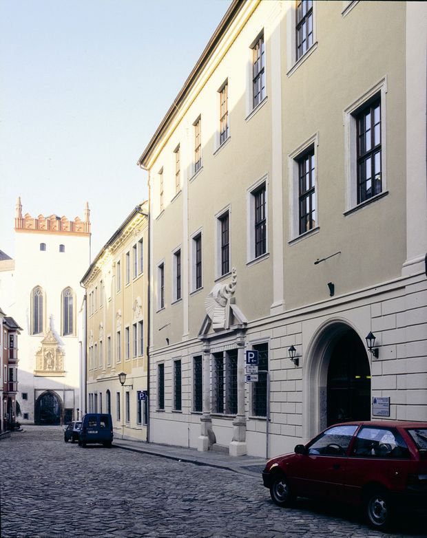 hell graues Gebäude (Eingang Stadtbibliothek); im Hintergrund- Matthiasturm