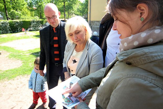 Überabe Fördermittelbescheid an sorbische Kindertagesstätte Wiebke Petters vom Radeberger Planungsbüro Schubert (r.), erklärt der Leiterin Grit Hentschel (m.) und Bürgermeister Dr. Robert Böhmer (l.) die Pläne für den neuen Spielplatz.