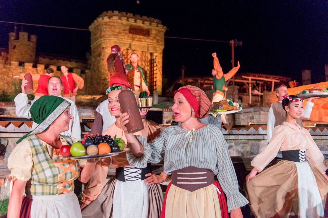 [Translate to Česky:] Burgnacht in Mortka – Sorbisches National-Ensemble