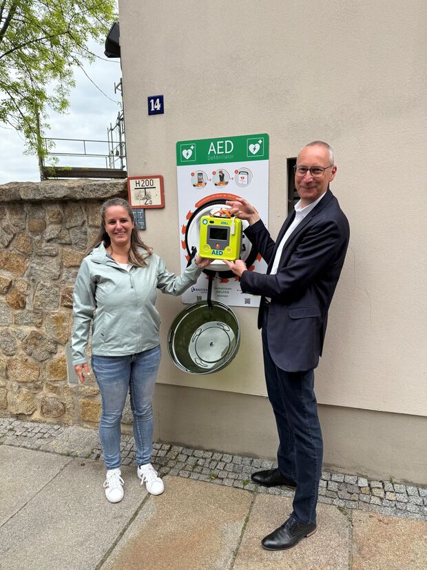 Defibrillator auf der Schloßstraße © Stadtverwaltung (Sarah Liebsch, Geschäftsführerin Erste-Hilfe-Schule Oberlausitz und Karsten Vogt, Oberbürgermeister) Defibrillator auf der Schloßstraße © Stadtverwaltung (Sarah Liebsch, Geschäftsführerin Erste-Hilfe-Schule Oberlausitz und Karsten Vogt, Oberbürgermeister)