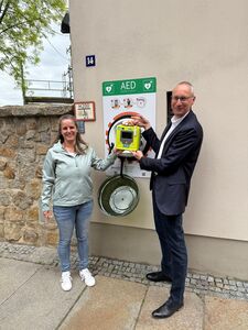 Defibrillator auf der Schloßstraße © Stadtverwaltung (Sarah Liebsch, Geschäftsführerin Erste-Hilfe-Schule Oberlausitz und Karsten Vogt, Oberbürgermeister)