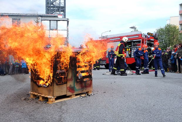 Mitglieder der Jugendfeuerwehr löschen simulierten Brand 