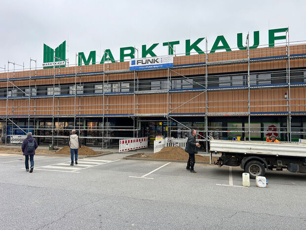 Marktkauf Außenansicht Außenansicht Marktkauf mit Baugerüst während Verkleidung der Fassade