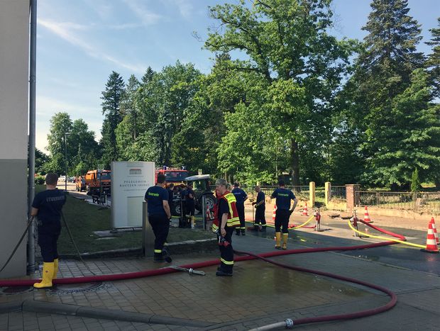 Kameraden der Feuerwehr beseitigen den Schlamm auf dem Schmoler Weg