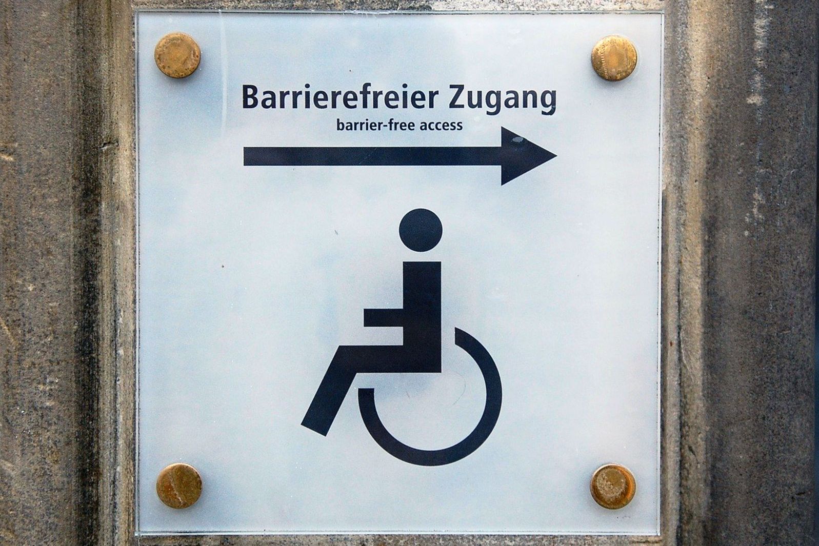 Schild barrierefreier Zugang Weißes Schild mit Schriftzug barrierefreier Zugang darunter das Piktogramm für Rollstuhl