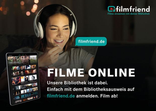 filmfriend – Filme online Frau sitzt mit Kopfhörer vor Bildschirm