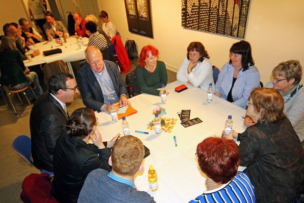 Bautzen hat geredet – über Identität Frauen und Männer sitzen an einem runden Tisch