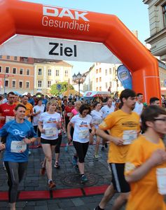 Viele Leute starten beim Firmenlauf auf dem Bautzener Hauptmarkt