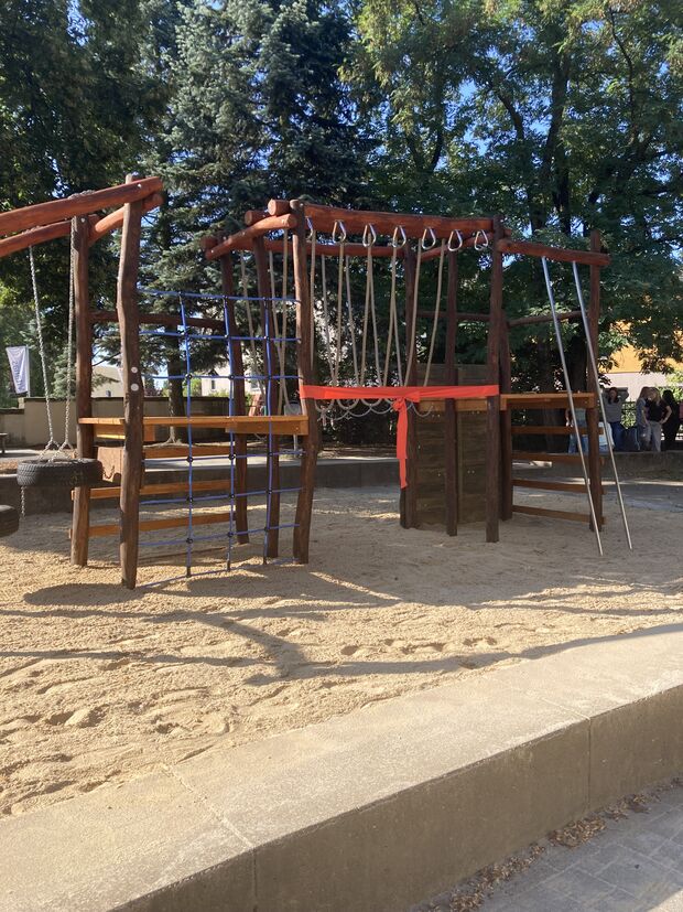 Bewegungs- und Naturbereich auf dem Schulhof des Philipp-Melanchthon-Gymnasiums