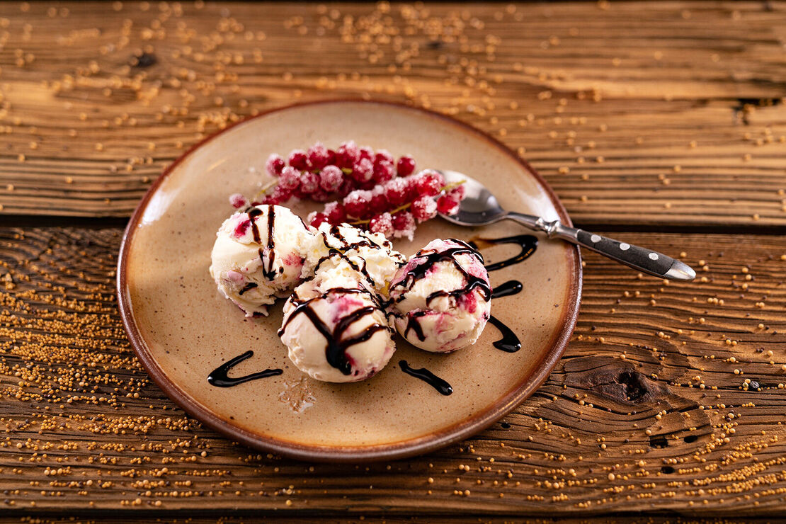 Cremiges Johannisbeer-Senf-Eis mit frischen Johannisbeeren und Balsamico-Creme
