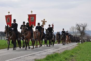 Osterreiterprozession-vor-Bautzen-J-MB