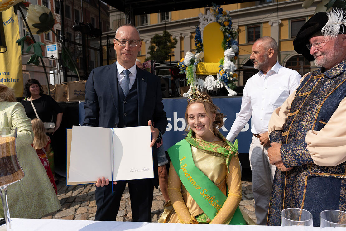 Krönung der Senfkönigin