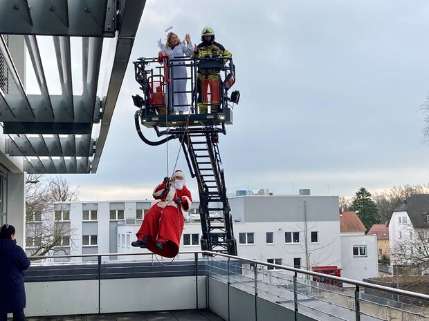Nikolaus und Weihnachtsengel gemeinsam in der Kinderklinik © Stadtverwaltung