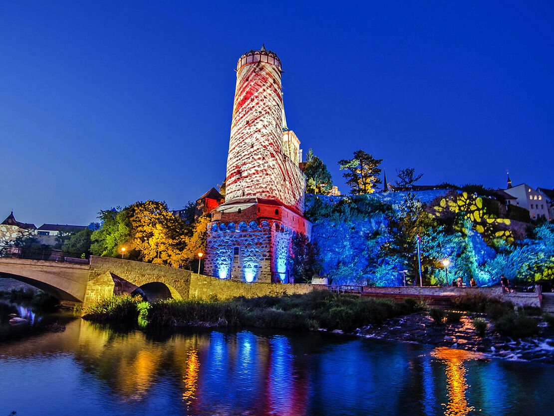 Alstadtfestival Blick zur illuminierten Wasserkunst Blick über die Spree zur rot-weiß angestrahlten Wasserkunst