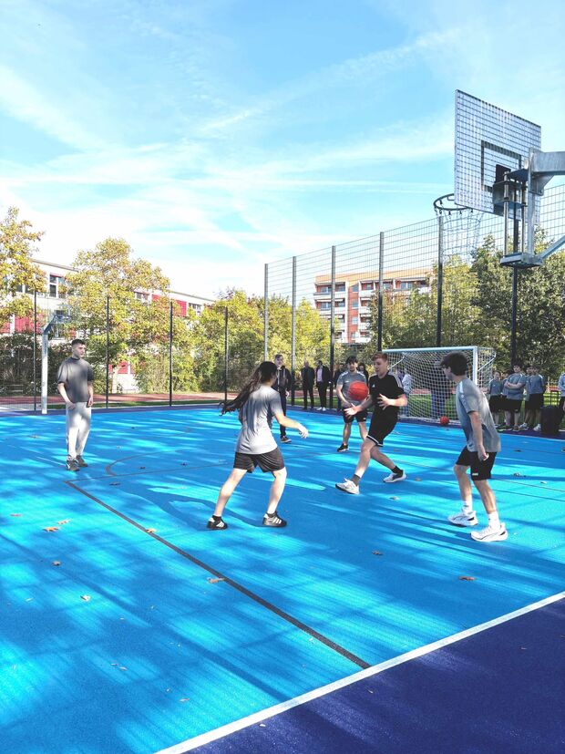 Jugendliche beim Basketballspiel auf der neuen Außensportanlage ©Stadtverwaltung
