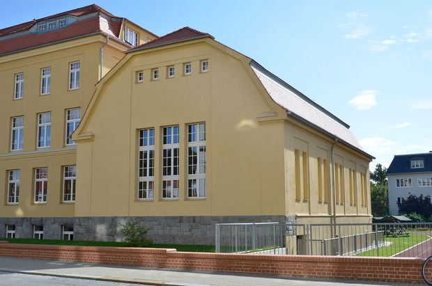 Mättig Grundschule- gelbes Gebäude mit kleiner Wiese davor