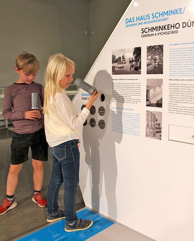 Ein Junge und ein Mädchen erkunden das Museum