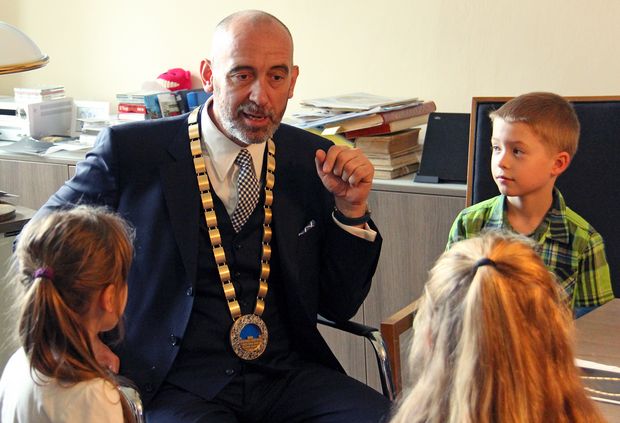 Oberbürgermeister Alexander Ahrens im Gespräch mit Kindern