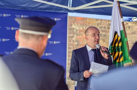 Bürgermeister beglückwünscht Polizeibeamte