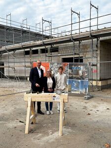 Symbolischer letzter Nagel, OB Karsten Vogt, Schulleiterin Nicole Krist, Schüler John Meyer
