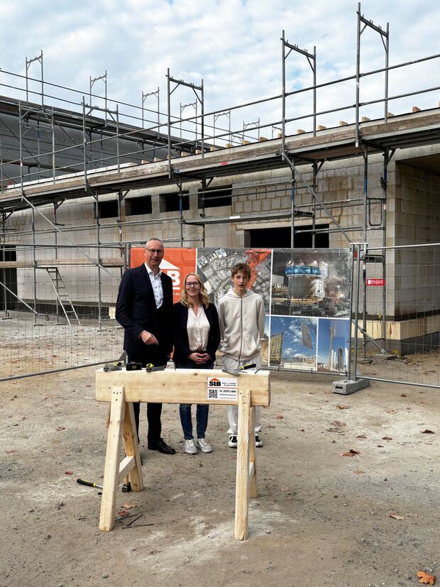 Symbolischer letzter Nagel, OB Karsten Vogt, Schulleiterin Nicole Krist, Schüler John Meyer Symbolischer letzter Nagel, OB Karsten Vogt, Schulleiterin Nicole Krist, Schüler John Meyer