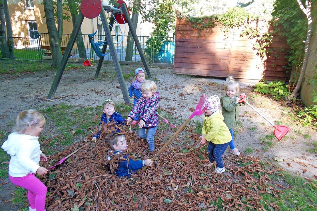 Spielende Kinder in der Kinderkrippe Weigang 