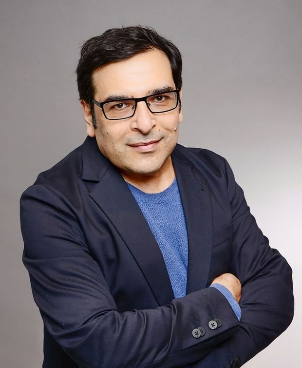 Mann mit Brille und blauen Anzug