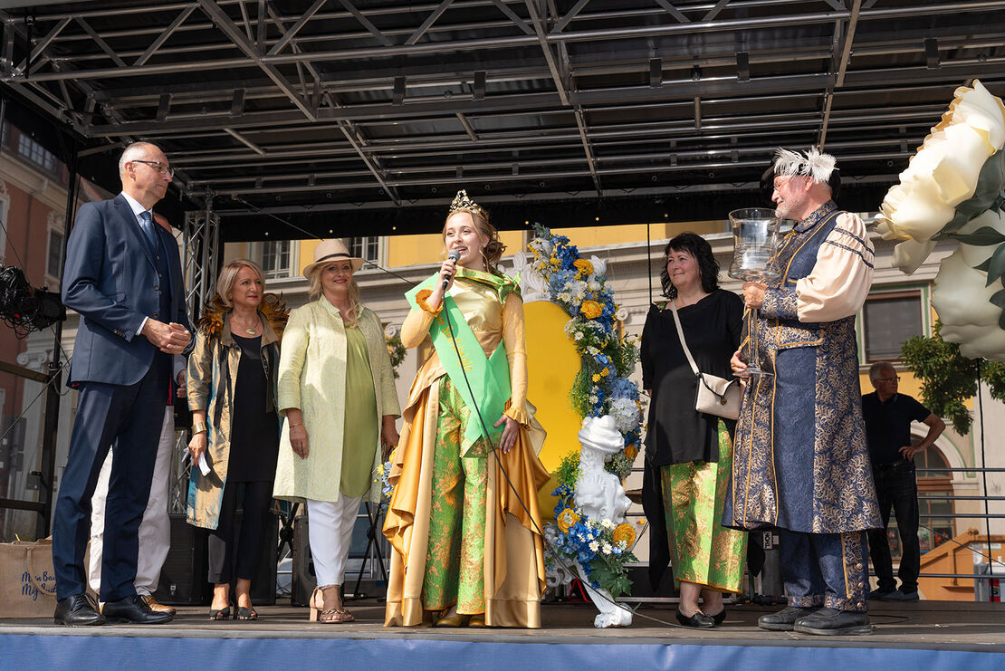 Krönung der Senfkönigin