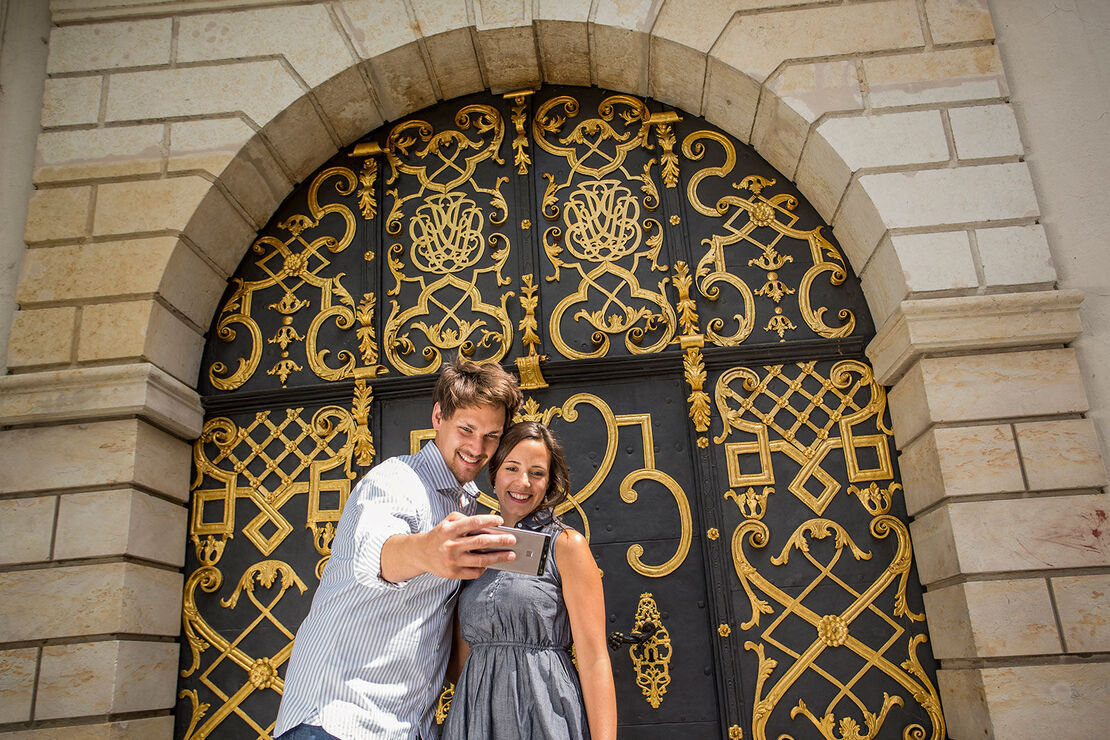 historische Tür mit goldenen Verzierungen historische Tür mit goldenen Verzierungen