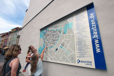 XXL-Stadtplan An der Wand des Reichenturms präsentiert ab sofort eine neue Stadtplantafel alle Sehenswürdigkeiten auf einen Blick.