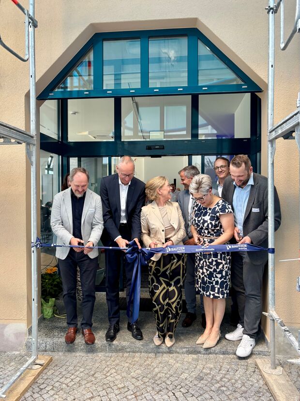 Offizielle Eröffnung der „denkBar | hromadźe“ © Stadtverwaltung v.l.n.r.: Prof. Dr. Mechthcherine, OB Vogt, Staatsministerin Kraushaar, Dr. Romy Reinisch, BM Nowak Offizielle Eröffnung der „denkBar | hromadźe“ © Stadtverwaltung v.l.n.r.: Prof. Dr. Mechthcherine, OB Vogt, Staatsministerin Kraushaar, Dr. Romy Reinisch, BM Nowak