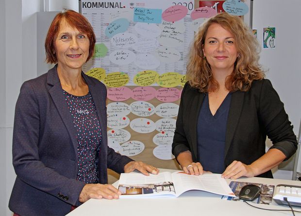 Wechsel in der Gleichstellungsstelle Zwei Frauen stehen am Schreibtisch in blättern in einer Broschüre