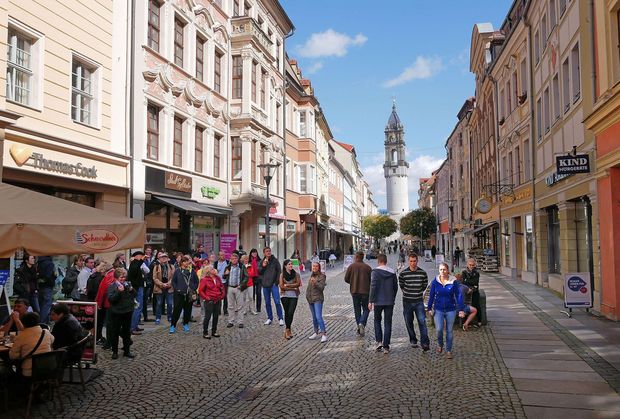 Reichenstraße mit Touristen Reichenstraße mit Touristen und im Hintergrund der Reichenturm