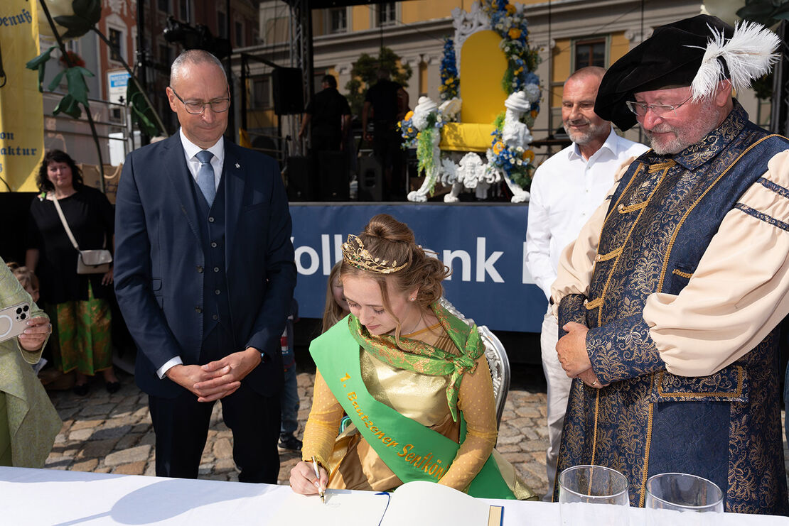 Krönung der Senfkönigin