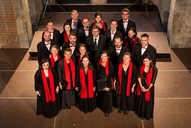 Frauen und Männer des Dresdner Kammerchor im Konzertoutfit