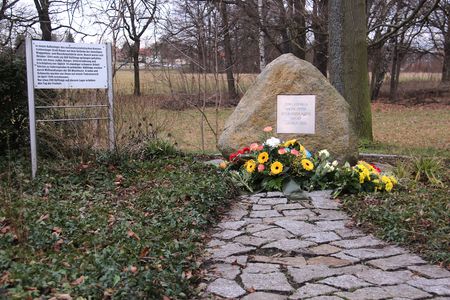 Gedenken Groß-Rosen 2016 viele Blumen liegen vor einem Gedenkstein in Groß-Rosen