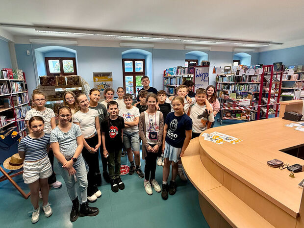Gruppenbild der 5. Klasse der Sorbischen Oberschule in der Kinder- und Jugendbibliothek