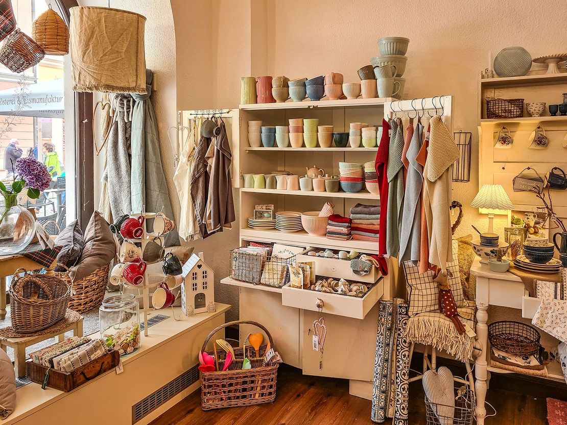 Blick in den Dkoladen. Regale mit diversen Dekoartikeln.