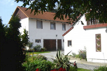 großes weißes Haus mit rotem Spitzdach